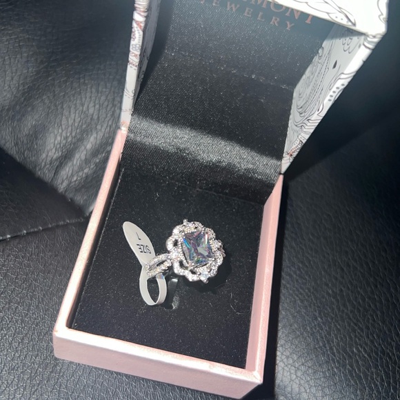 peermont Jewelry - Size 7 silver ring with CZ gems